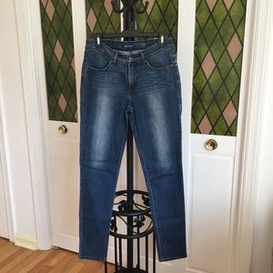 Size 28 Levi’s Demi Mid Rise Curve Jeans